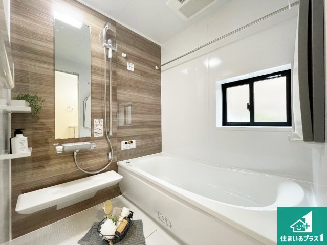 宝塚市御殿山　新築一戸建ての浴室|足をゆったり伸ばして寛げる浴槽です。窓が設けられていますので差し込む光が明るく穏やかな雰囲気にしてくれます♪浴室乾燥機も設置しているので、雨の日の洗濯物も安心です♪