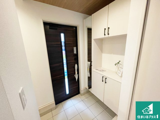 宝塚市御殿山　新築一戸建ての玄関|シューズボックスにはたくさんの靴が収納できるので玄関周りはいつもスッキリ！ご家族が増えても安心！