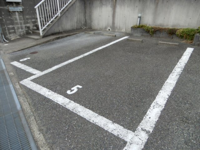 エクセルハイツ桃山の駐車場