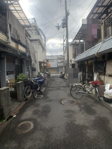 寝屋川市仁和寺町　中古テラスの前面道路含む現地写真
