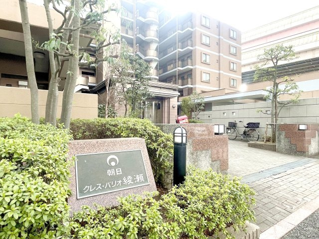 朝日クレス・パリオ綾瀬|緑に囲まれた開放感溢れるエントランス♪ご家族のお帰りを暖かく迎えてくれる綺麗な共用部です(^^)
