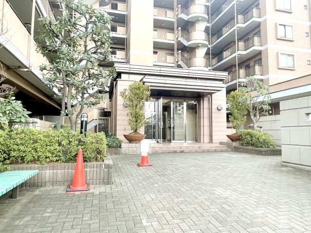 朝日クレス・パリオ綾瀬|隅々まで清掃が行き届いた高級感漂うエントランス！ご家族のお帰りを暖かく迎えてくれる綺麗な共用部です♪