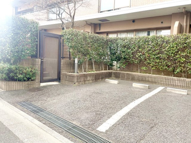 朝日クレス・パリオ綾瀬の駐車場|専用駐車場つき。
専用庭から駐車場へ出られます