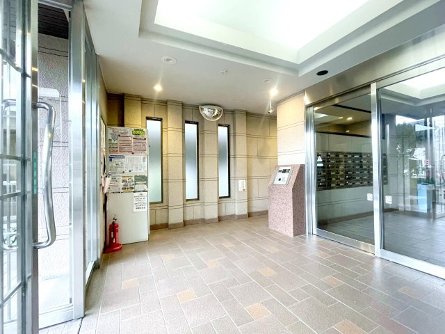 朝日クレス・パリオ綾瀬のエントランス|広々としたエントランスホールが開放感を演出！セキュリティ対策抜群のため安心してお住まい頂けます♪