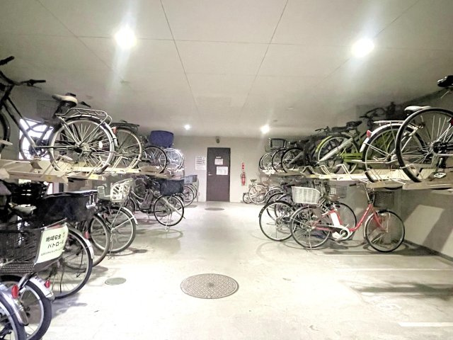 朝日クレス・パリオ綾瀬の駐輪場|敷地内駐輪スペース完備！屋根付きの為、雨の日も安心です♪※空き状況等はお気軽にお問い合わせください(^^)