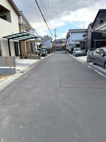 ◆建築条件無し売土地◆閑静な住宅街◆前道幅員６ｍ◆2沿線アクセス可能な立地◆城陽市富野堀口の前面道路含む現地写真|前道道路(２０２５年２月撮影)