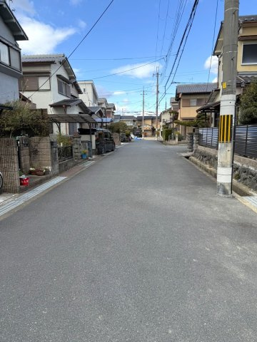 ◆建築条件無し売土地◆閑静な住宅街◆前道幅員６ｍ◆2沿線アクセス可能な立地◆城陽市富野堀口の前面道路含む現地写真|前道道路(２０２５年２月撮影)