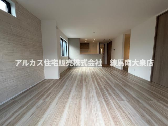 練馬区石神井台8丁目　新築一戸建　西武新宿線　武蔵関の居間・リビング|壁一面がアクセントクロスになっており、お部屋をおしゃれに見せます。