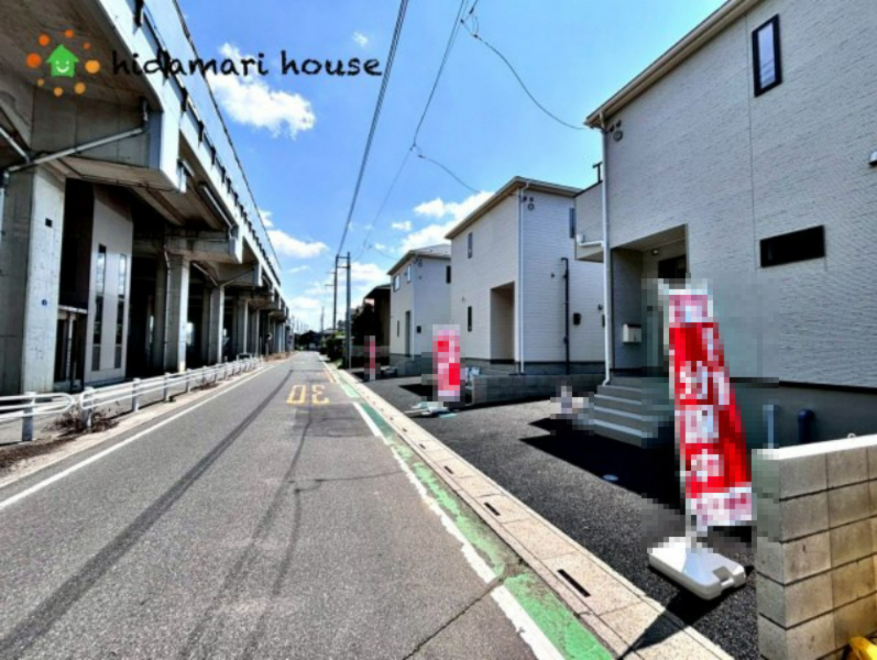 伊奈町中央　第2　新築戸建　クレイドルガーデン04の前面道路含む現地写真