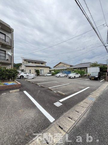 サンプレッソの駐車場