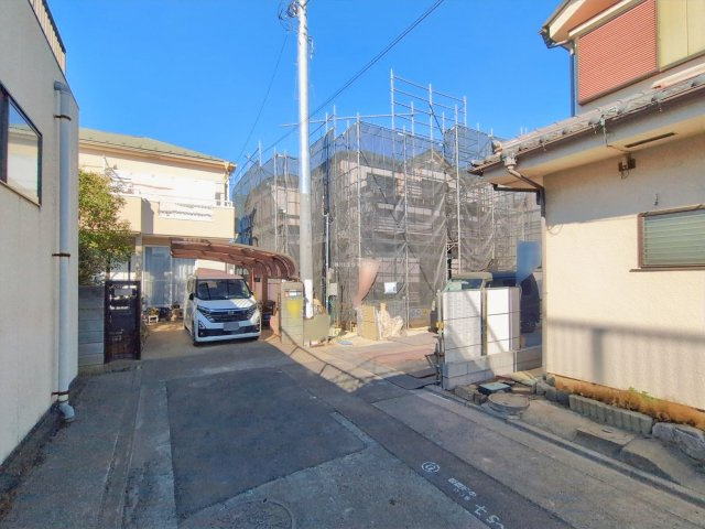 富士見市渡戸３丁目の新築一戸建の前面道路含む現地写真