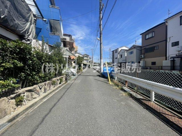 大成町　中古一戸建ての前面道路含む現地写真|角地　南公道　6.8ｍ　東公道　4.7ｍ
■物件内覧・資金計画相談・住宅ローン相談、リフォーム相談、お問合せ受付中■
※当日・翌日のご内覧、ご相談はお電話でのお問合せがスムーズです！