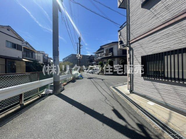大成町　中古一戸建ての前面道路含む現地写真|角地　南公道　6.8ｍ　東公道　4.7ｍ
■物件内覧・資金計画相談・住宅ローン相談、リフォーム相談、お問合せ受付中■
※当日・翌日のご内覧、ご相談はお電話でのお問合せがスムーズです！