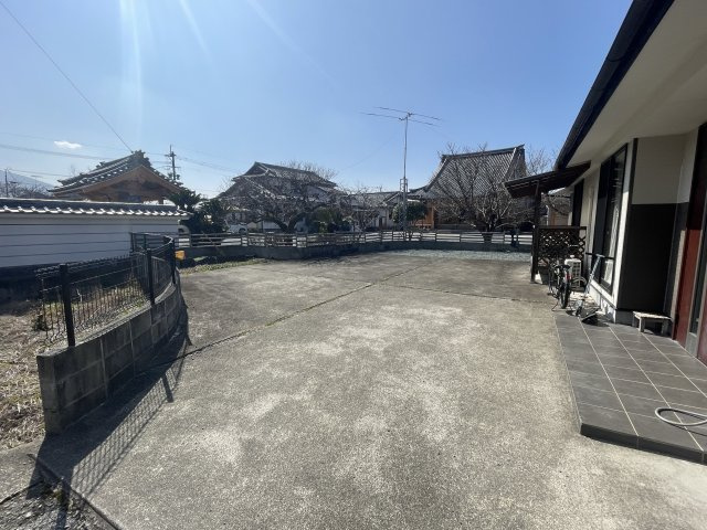 八代郡氷川町宮原　平屋建の駐車場