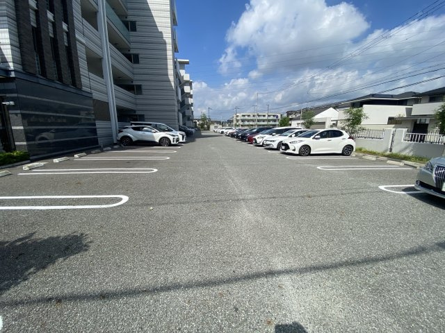 パレ・ロワイヤル田寺東ウエストコートの駐車場