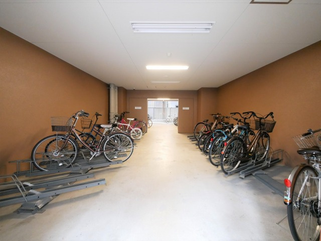 プレサンス本町ジョイスの駐車場