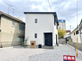 【外観】 | コンパクトでシンプルな外観です。
庭も広く駐車も3台可能です。