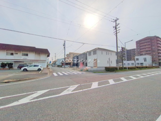 【前面道路含む現地写真】