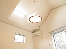 落ち着いた色調の洋室です