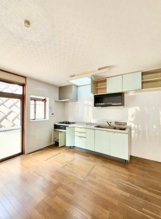 杉１丁目　中古一戸建てのキッチン|システムキッチン　３口コンロ
■物件内覧・資金計画相談・住宅ローン相談、リフォーム相談、お問合せ受付中■
※当日・翌日のご内覧、ご相談はお電話でのお問合せがスムーズです！