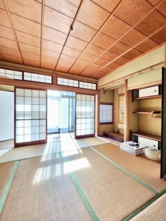 杉１丁目　中古一戸建ての和室|和室8.0帖　１階のお部屋　広縁
■物件内覧・資金計画相談・住宅ローン相談、リフォーム相談、お問合せ受付中■
※当日・翌日のご内覧、ご相談はお電話でのお問合せがスムーズです！