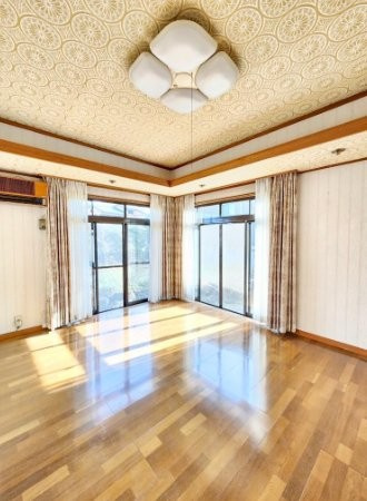 杉１丁目　中古一戸建ての洋室|洋室10.0帖　陽当り通風良好
■物件内覧・資金計画相談・住宅ローン相談、リフォーム相談、お問合せ受付中■
※当日・翌日のご内覧、ご相談はお電話でのお問合せがスムーズです！