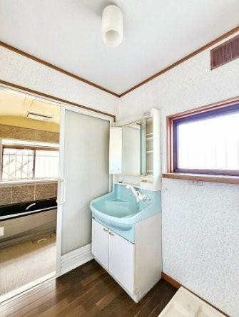 杉１丁目　中古一戸建ての独立洗面台|シャッター付洗面化粧台
■物件内覧・資金計画相談・住宅ローン相談、リフォーム相談、お問合せ受付中■
※当日・翌日のご内覧、ご相談はお電話でのお問合せがスムーズです！