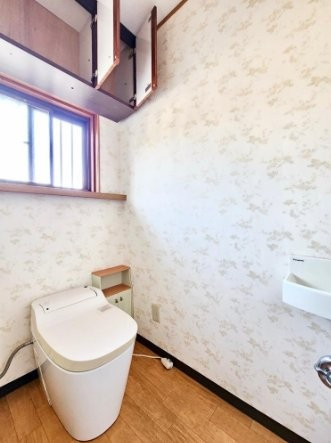 杉１丁目　中古一戸建てのトイレ|タンクレストイレ
■物件内覧・資金計画相談・住宅ローン相談、リフォーム相談、お問合せ受付中■
※当日・翌日のご内覧、ご相談はお電話でのお問合せがスムーズです！