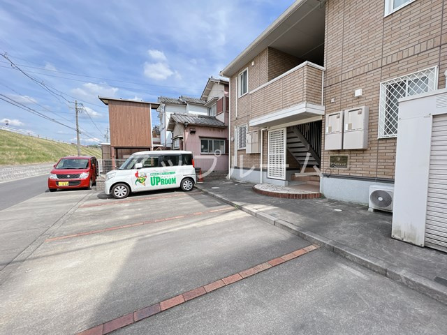 プラムビレッジの駐車場