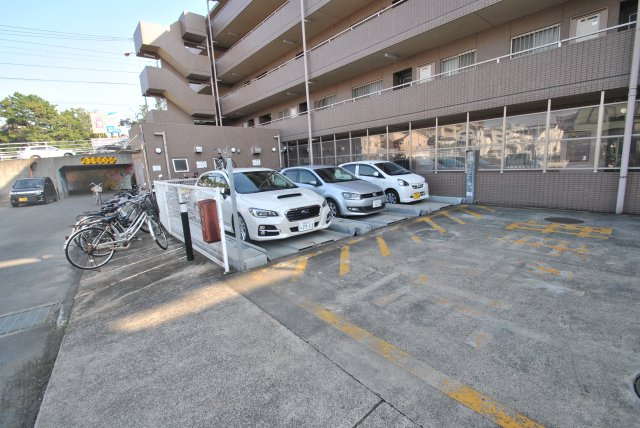 ジェームス湘南の駐車場