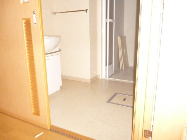 サンラフレ明石３ＤＫの洗面所|ゆったりとスペースのある洗面所