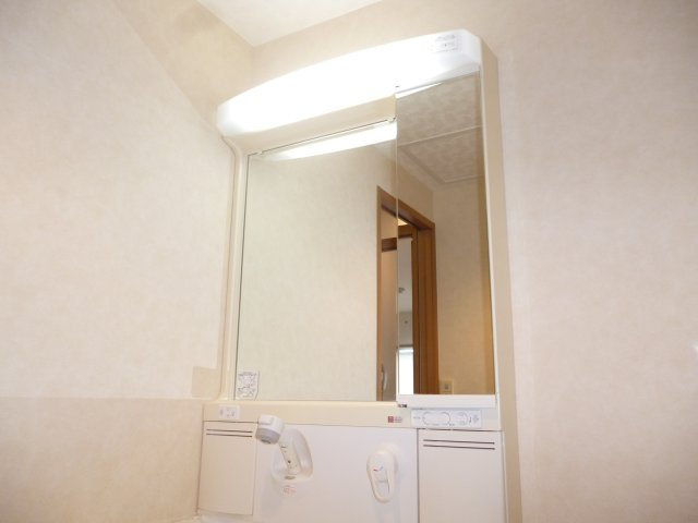 サンラフレ明石３ＤＫの洗面所|脱衣スペースもあります