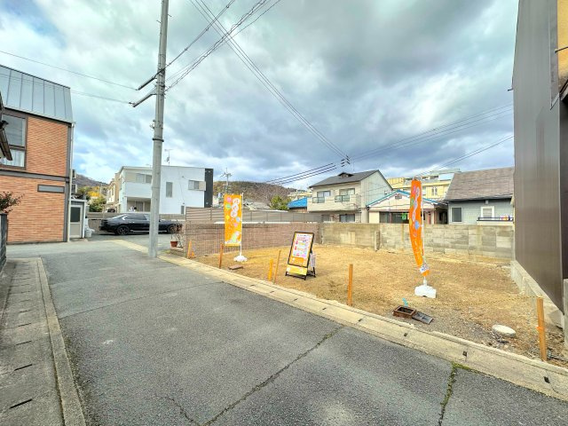西野八幡田町の周辺|北側は道路・西側は駐車場の為、風通しも良く開放感たっぷりです♪