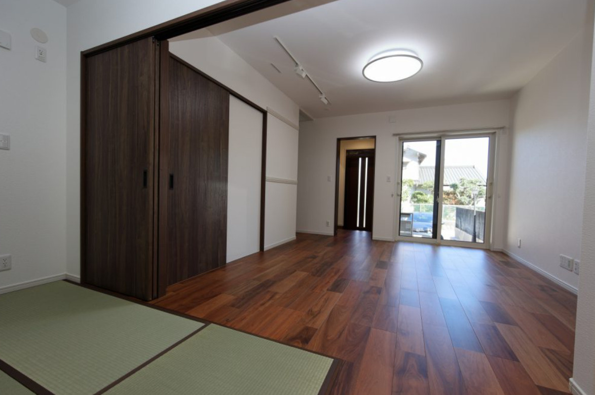 中古戸建　富士市岩淵 の居間・リビング|和室から見た居間です