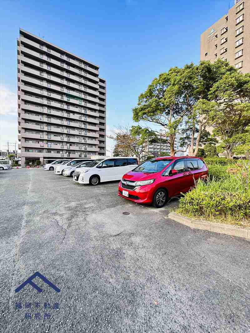 サーパスシティ前原参番館の駐車場