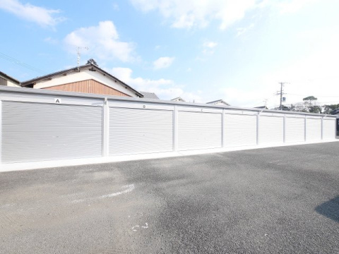 里中モータープール（倉庫）の駐車場