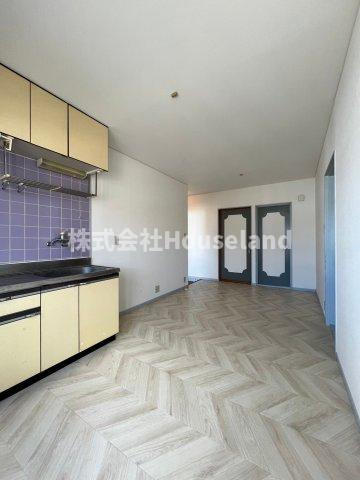 ファンシェット神前の居間・リビング