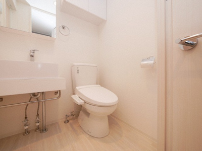 【トイレ】 | アドバンス新大阪ラシュレ | 落ち着いた色調のトイレです