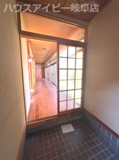 【玄関】 | 各務原市前渡西町和風建築の中古住宅！敷地広々169坪！お車スペース4台以上可能！離れ・倉庫あり！ | 各務原市前渡西町和風建築の中古住宅！敷地広々169坪！お車スペース4台以上可能！離れ・倉庫あり！