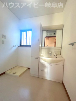 【独立洗面台】 | 各務原市前渡西町和風建築の中古住宅！敷地広々169坪！お車スペース4台以上可能！離れ・倉庫あり！ | 各務原市前渡西町和風建築の中古住宅！敷地広々169坪！お車スペース4台以上可能！離れ・倉庫あり！