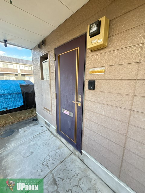 犬山市大字木津字西ノ畑のアパートのエントランス