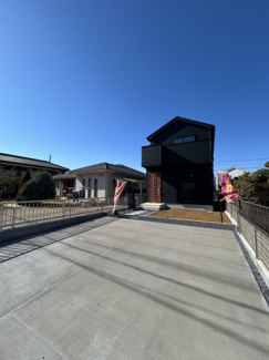 【前面道路含む現地写真】 | 駐車場は奥行きもあり広々としております