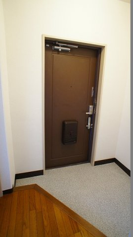 クレセントフジAの玄関