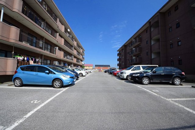 クレセントフジAの駐車場