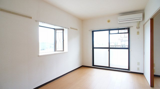 クレセントフジAの洋室