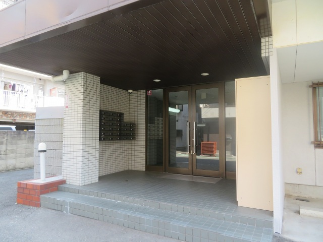 MESSAGE放出東のエントランス