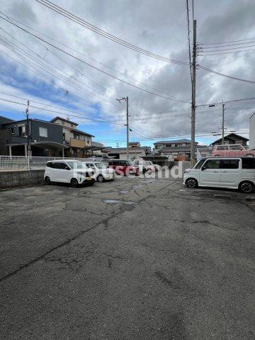 エル布施屋の駐車場