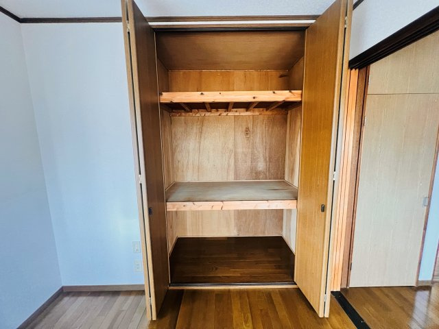 メゾン忠見の収納|リビング奥の両開き収納です。