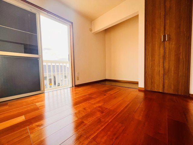 メゾン忠見の洋室|玄関入ってすぐの洋室です。