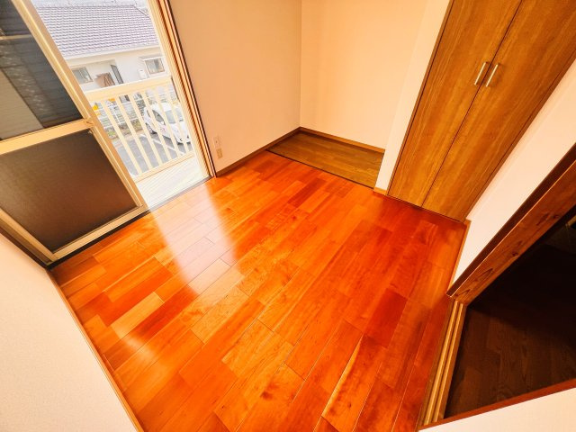 メゾン忠見の洋室|玄関入ってすぐの洋室です。